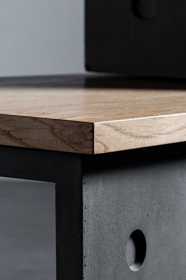 Meuble TV béton : comment bien le choisir pour son salon ? Détail d'un meuble TV béton Dice : chêne naturel huilé et angle en béton fibré gris