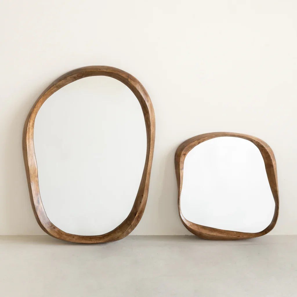 Miroir Shizu par Urban Nature Culture, manguier, 4 tailles miroirs Shizu Urban Nature Culture tailles M et L posés au sol contre un mur