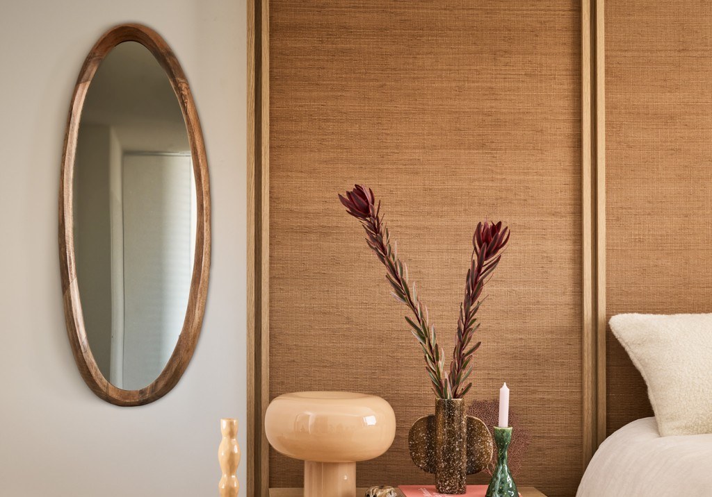 Miroir Shizu par Urban Nature Culture, manguier, 4 tailles miroir Shizu Urban Nature Culture taille XL accroché dans une chambre