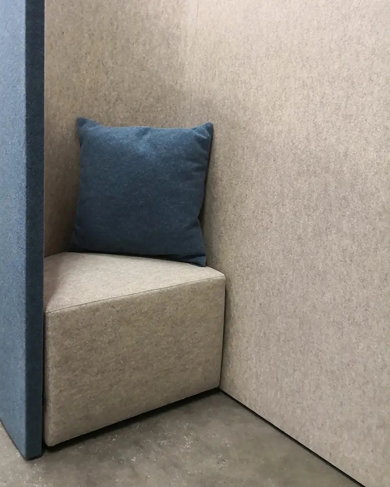 Mobilier acoustique Acoustic Furniture par Slalom, box, banc et bureau mobilier acoustique Slalom Acoustic Furniture, assise de la chat booth et coussin bleu