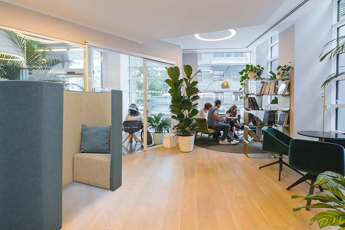Mobilier acoustique Acoustic Furniture par Slalom, box, banc et bureau mobilier acoustique Slalom Acoustic Furniture, chat booth dans un espace de travail ouvert