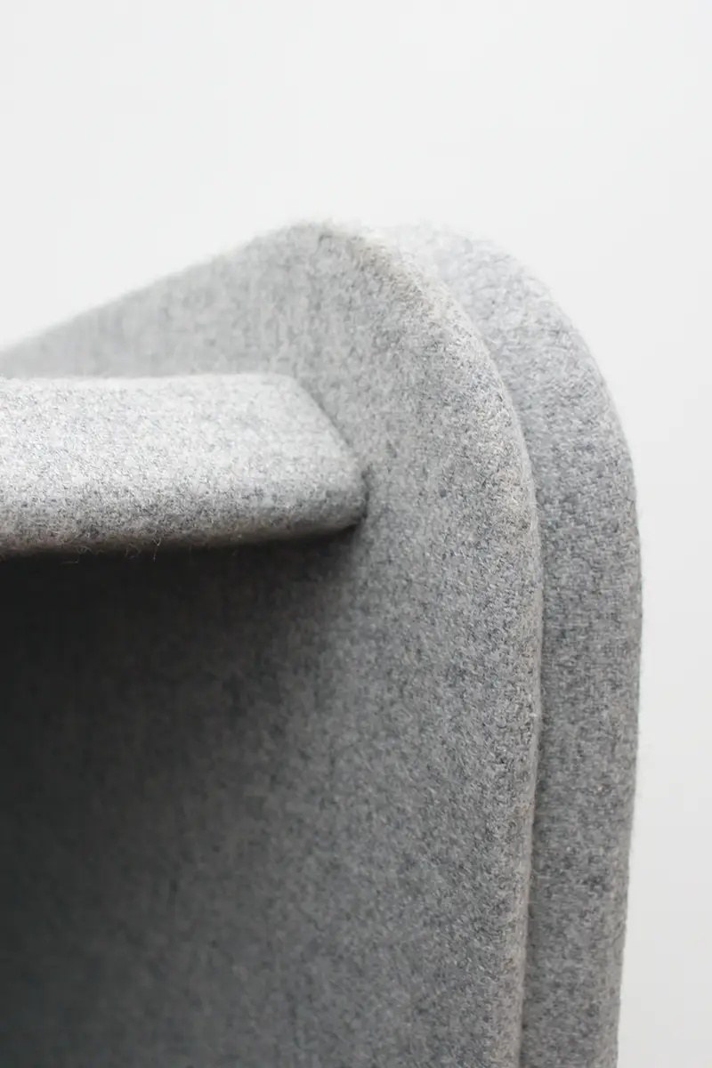 Mobilier acoustique Acoustic Furniture par Slalom, box, banc et bureau mobilier acoustique Slalom Acoustic Furniture, détail du feutre gris et de l'arête arrondie