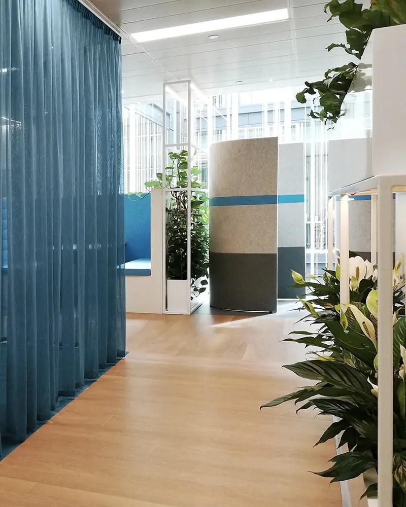 Mobilier acoustique Acoustic Furniture par Slalom, box, banc et bureau mobilier acoustique Slalom Acoustic Furniture, phone booth Round dans un couloir de bureau