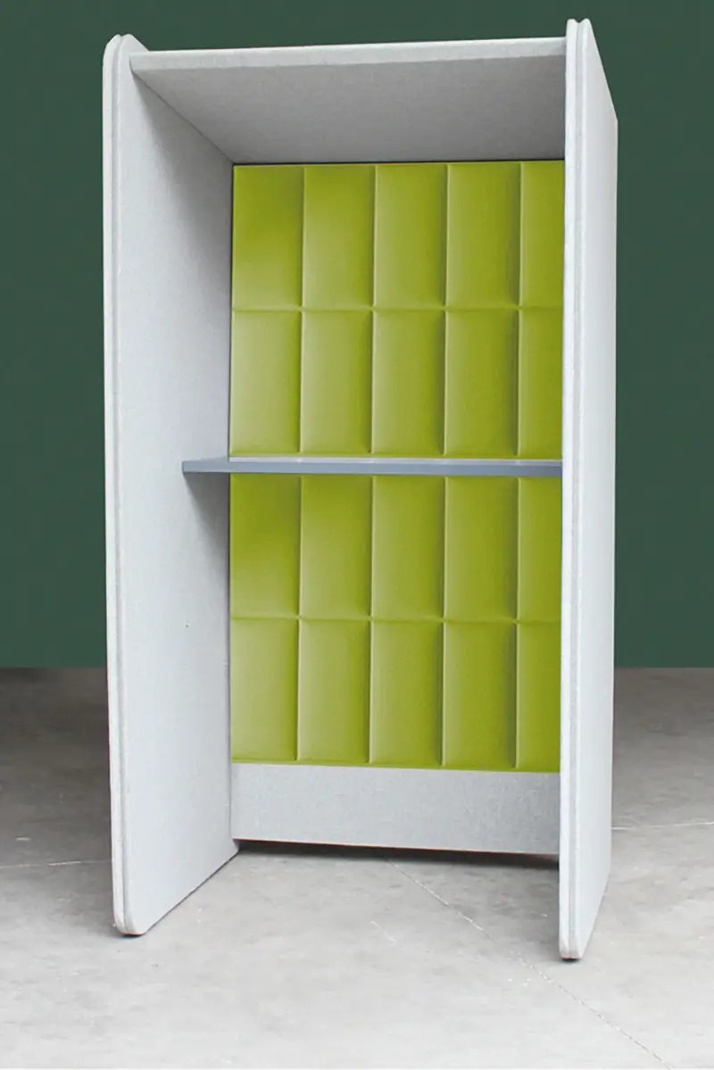 Mobilier acoustique Acoustic Furniture par Slalom, box, banc et bureau mobilier acoustique Slalom Acoustic Furniture, phone booth Spike personnalisé avec fond capitonné vert