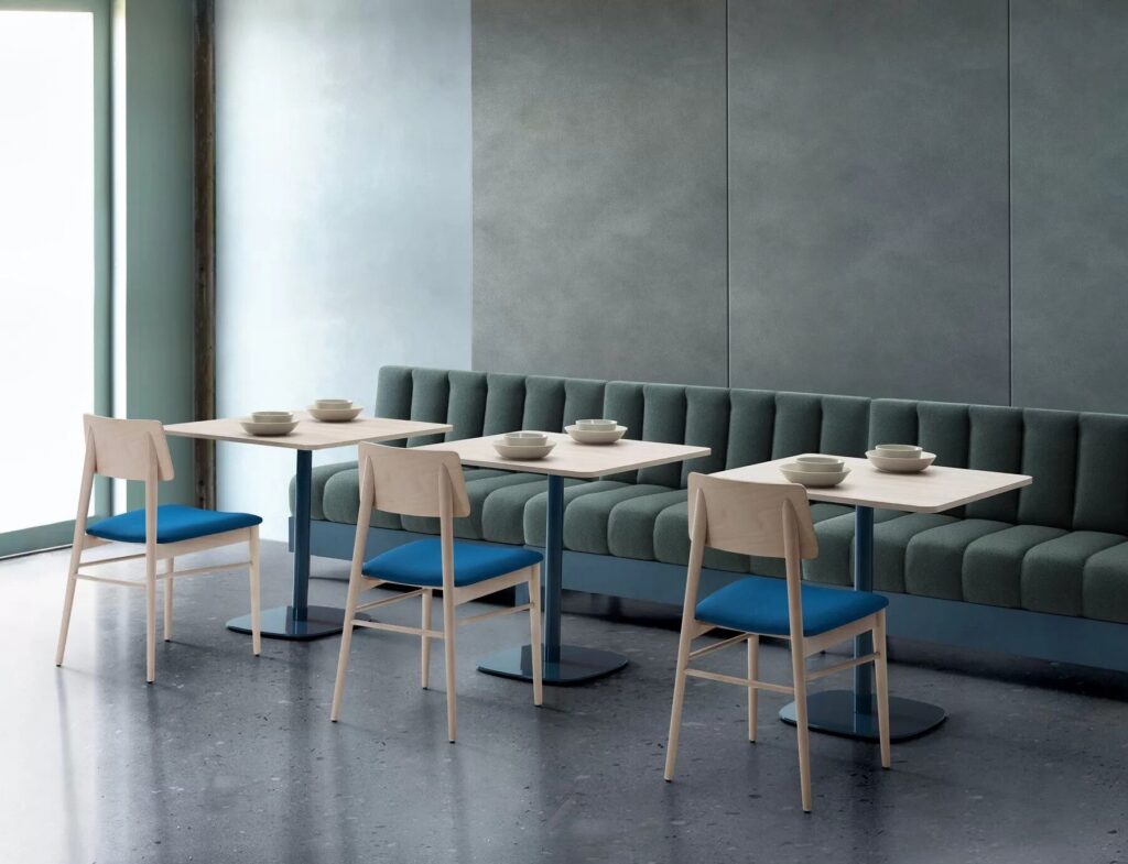 Luminaires professionnels Mobilier de restaurant professionnel : banquette capitonnée, chaises et tables dans une salle de restaurant