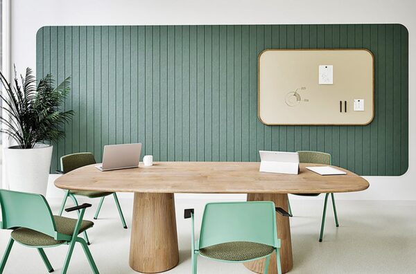 mur acoustique arrondi Curve Wall Chameleon en feutre vert derrière une table de réunion