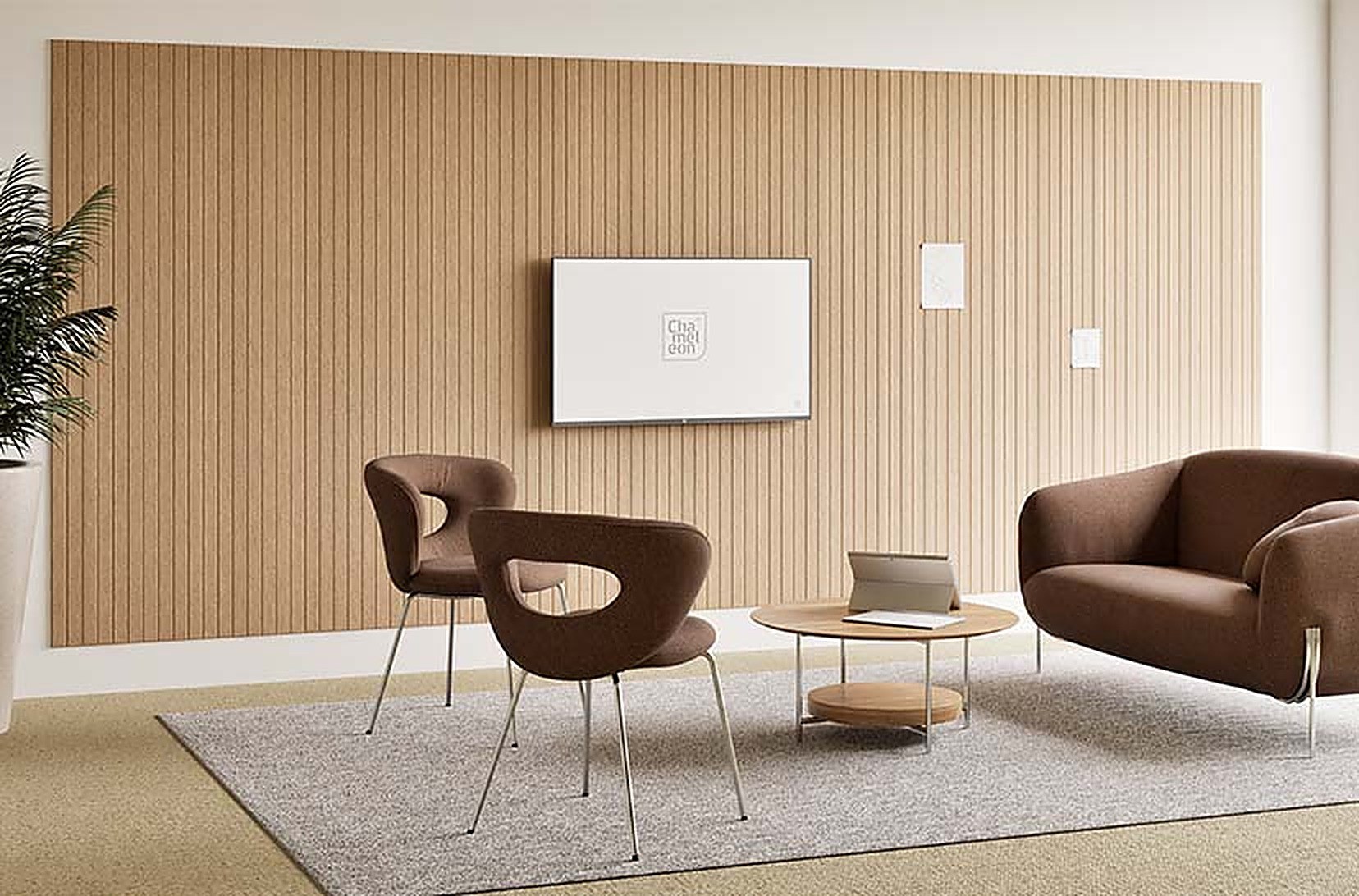 Mur acoustique Sharp Wall Acoustics par Chameleon, feutre PET mur acoustique Sharp Wall Chameleon en feutre beige avec fauteuils et canapé marron