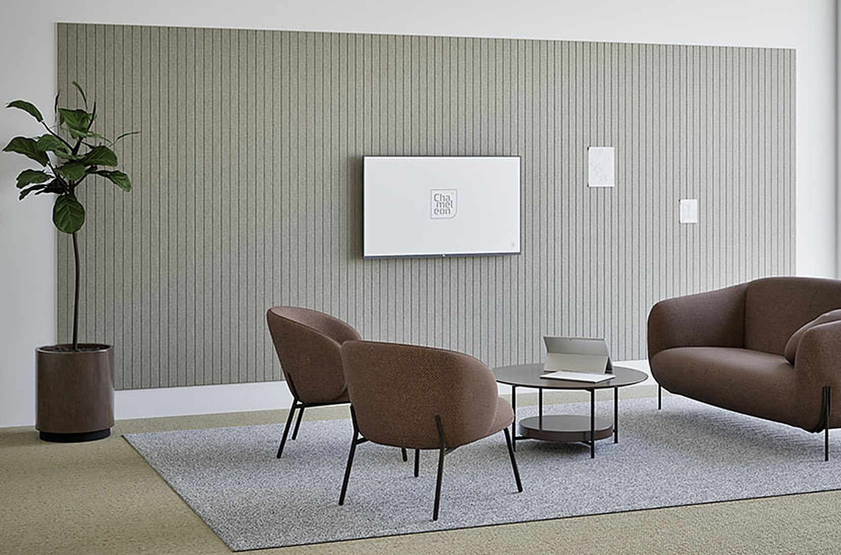 Mur acoustique Sharp Wall Acoustics par Chameleon, feutre PET mur acoustique Sharp Wall Chameleon en feutre gris derrière des fauteuils marron