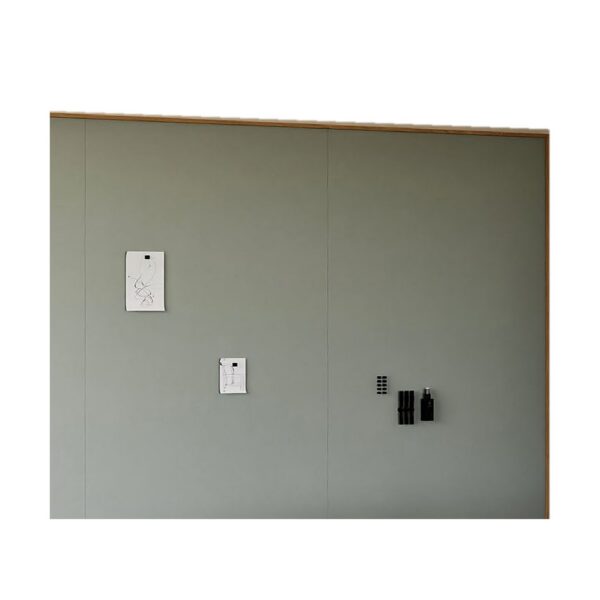 mur de tableaux blancs Sharp Wall Oak Chameleon, panneaux verts dans un cadre en chêne massif, fond blanc