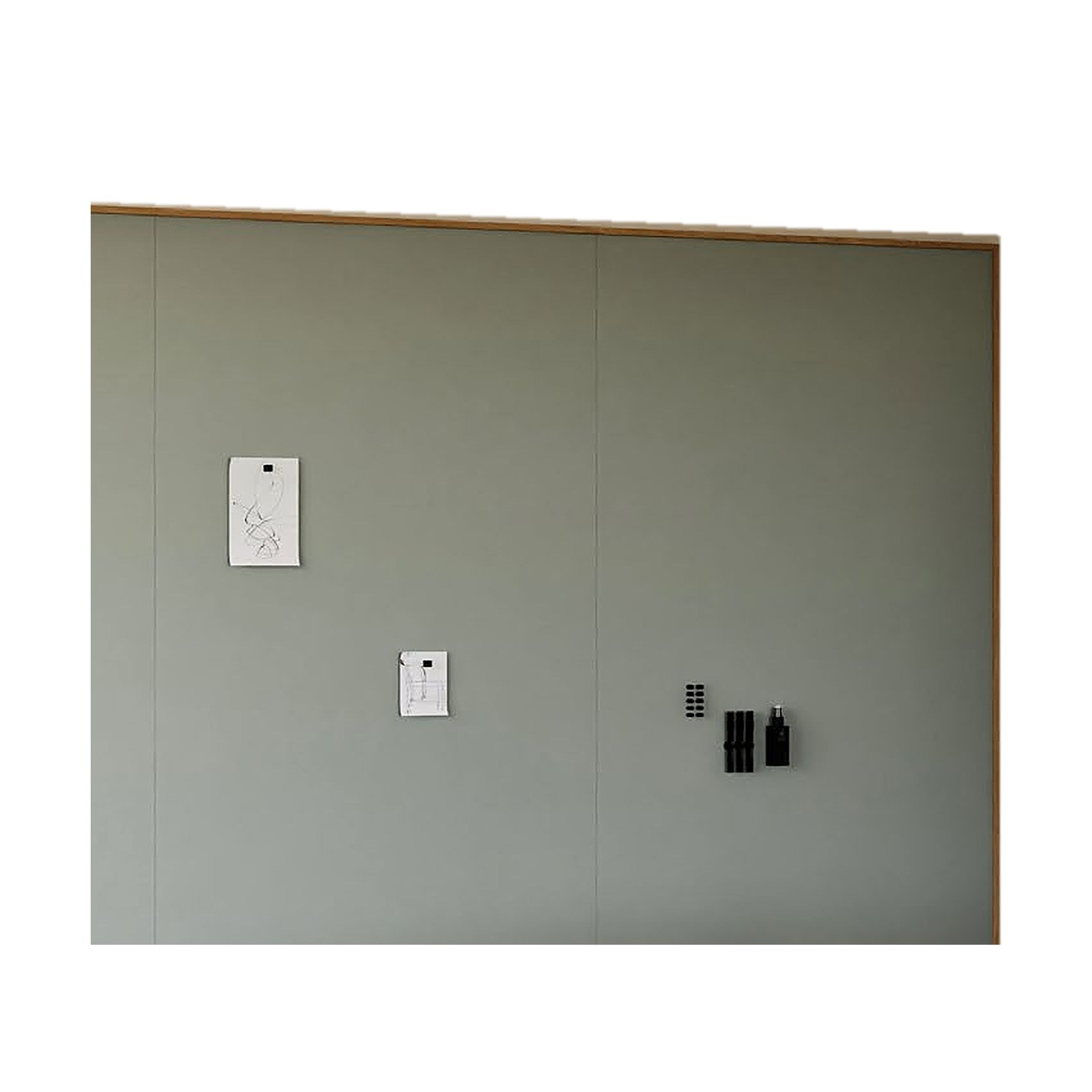 Mur de tableaux blancs Sharp Wall Oak par Chameleon, cadre chêne mur de tableaux blancs Sharp Wall Oak Chameleon, panneaux verts dans un cadre en chêne massif, fond blanc
