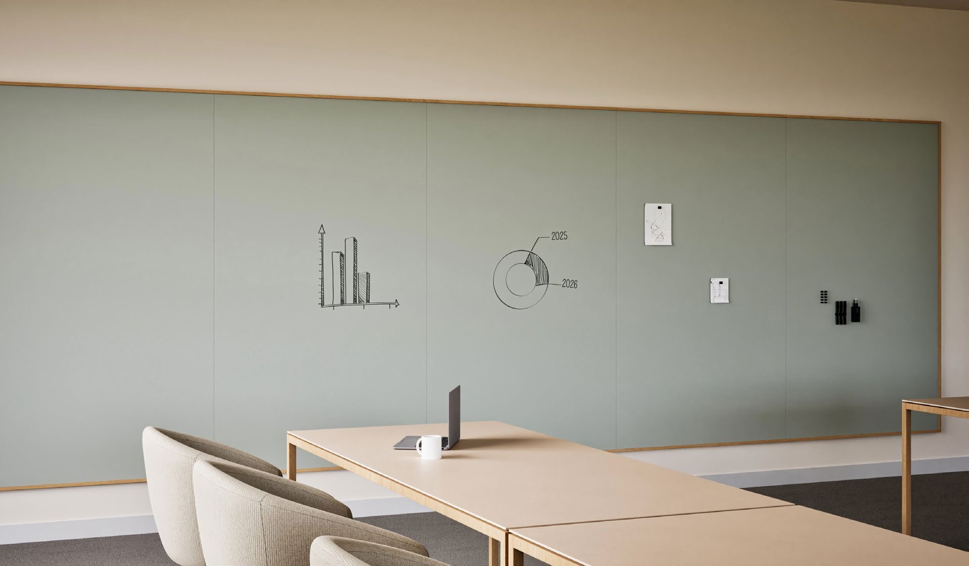 Mur de tableaux blancs Sharp Wall Oak par Chameleon, cadre chêne mur de tableaux blancs Sharp Wall Oak Chameleon, cinq panneaux verts et cadre en chêne massif derrière des tables de réunion