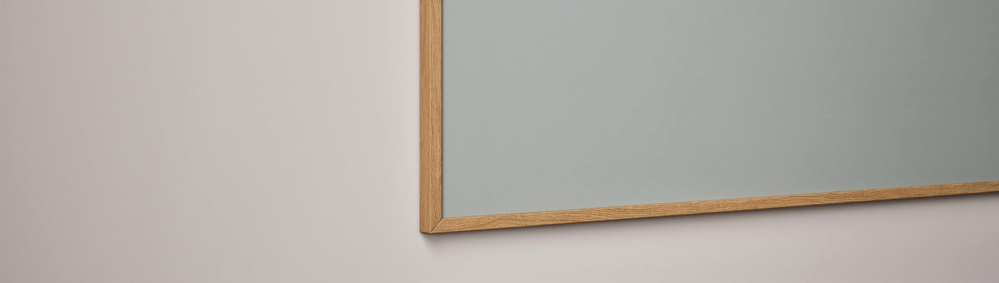 Mur de tableaux blancs Sharp Wall Oak par Chameleon, cadre chêne mur de tableaux blancs Sharp Wall Oak Chameleon, détail de l'angle du cadre en chêne massif