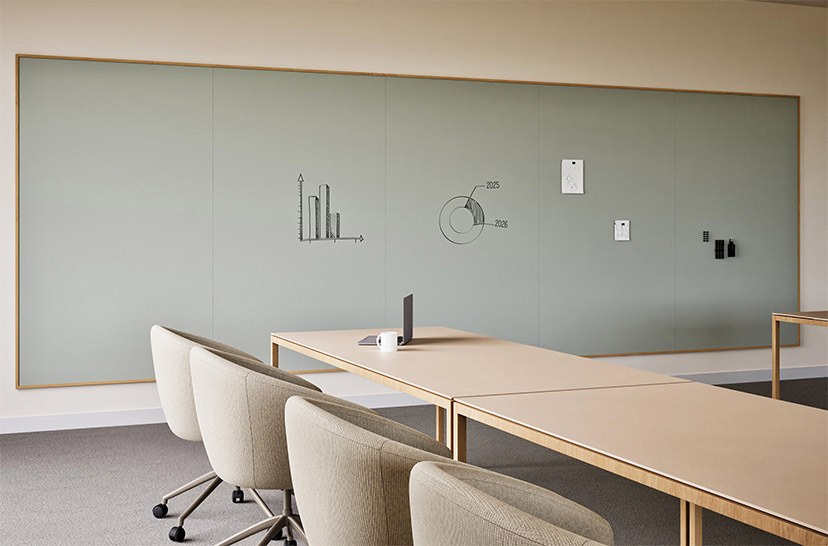 Mur de tableaux blancs Sharp Wall Oak par Chameleon, cadre chêne mur de tableaux blancs Sharp Wall Oak Chameleon, cadre en chêne massif et fauteuils beiges autour d'une table
