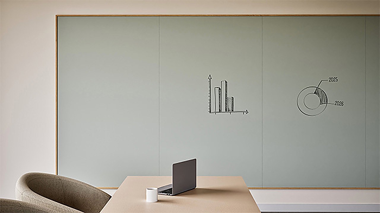 Mur de tableaux blancs Sharp Wall Oak par Chameleon, cadre chêne mur de tableaux blancs Sharp Wall Oak Chameleon, graphiques tracés au marqueur sur une surface verte encadrée de chêne
