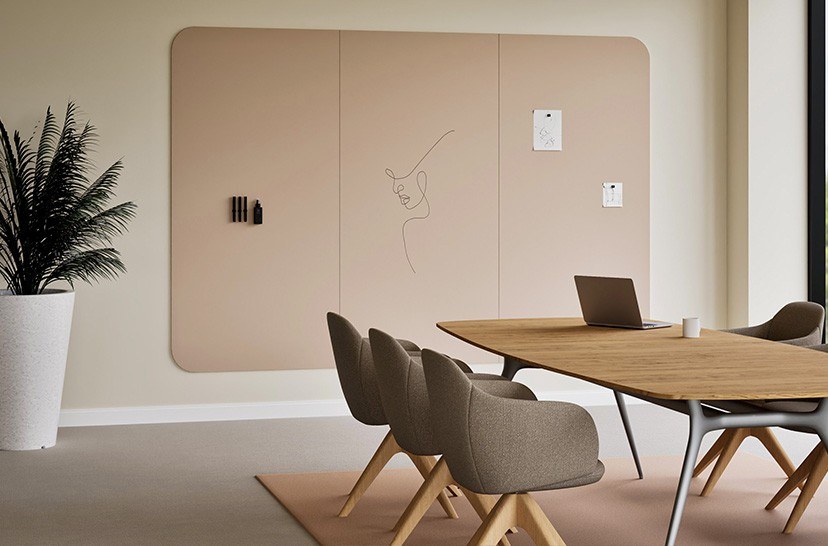 Mur d'écriture magnétique Curve Wall par Chameleon mur d écriture magnétique Curve Wall Chameleon vu depuis une table de réunion