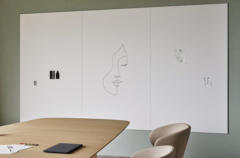 Mur d'écriture magnétique Sharp Wall par Chameleon, sans cadre mur d'écriture magnétique Sharp Wall Chameleon High Gloss blanc en trois panneaux dans une salle de réunion