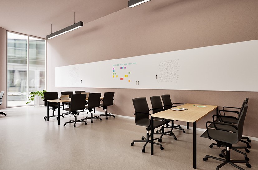 Mur d'écriture magnétique Sharp Wall par Chameleon, sans cadre mur d'écriture magnétique Sharp Wall Chameleon, long mur blanc dans un espace de travail avec table de réunion