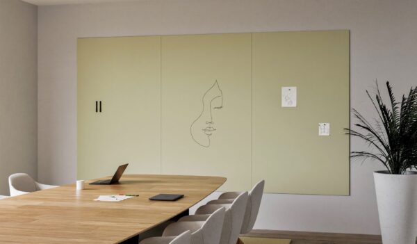 mur d'écriture magnétique Sharp Wall Chameleon en trois panneaux verts derrière une table de réunion en bois