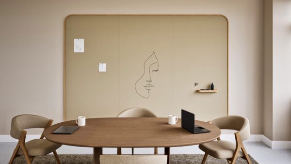 mur de tableaux blancs Curve Wall Oak Chameleon avec cadre en chêne, vue de face au dessus d une table ovale