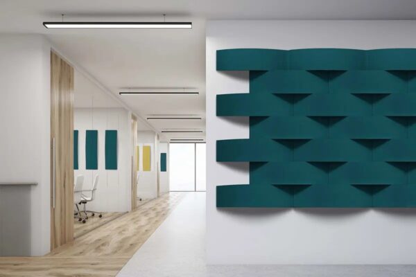 panneau acoustique arque Slalom ECOarch turquoise sur un mur de couloir de bureau