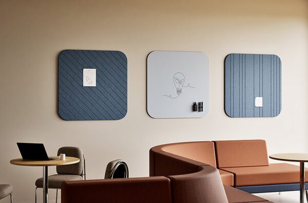 panneau acoustique arrondi Chameleon Curve bleu à motifs découpés dans un espace de détente