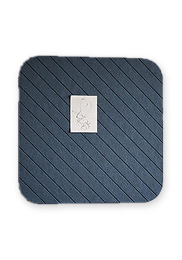 panneau acoustique arrondi Chameleon Curve en feutre bleu à motif diagonal, fond blanc