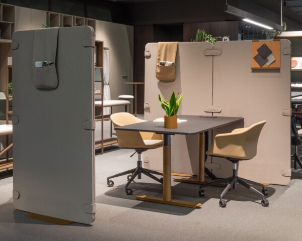 panneau acoustique B-sound Bralco autoportant autour d une table de travail à deux postes
