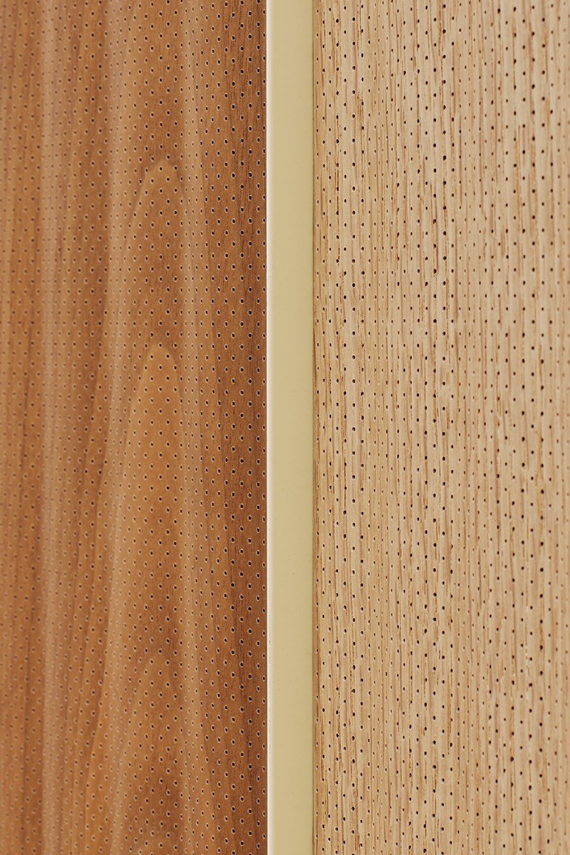 Panneau acoustique mural Woody par Slalom, placage de bois panneau acoustique bois Slalom Woody, detail de la micro perforation du placage