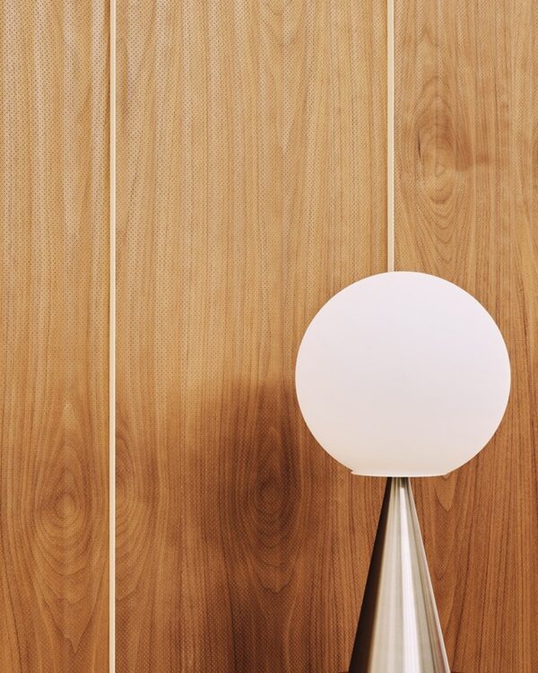 panneau acoustique bois Slalom Woody en noyer derriere une lampe de table