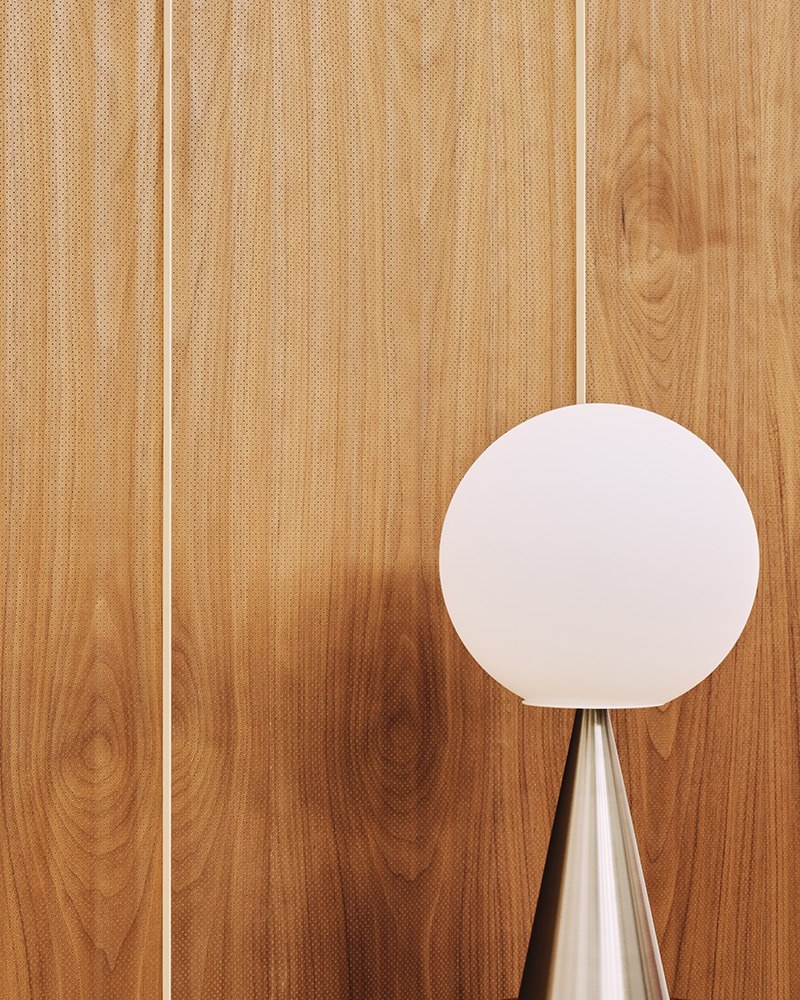 Panneau acoustique mural Woody par Slalom, placage de bois panneau acoustique bois Slalom Woody en noyer derriere une lampe de table