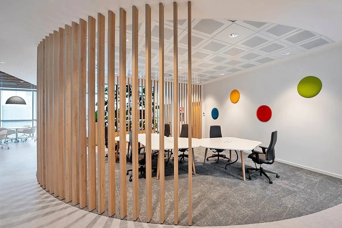 Panneau acoustique bombé ECObubble par Slalom, mur ou plafond panneau acoustique bombe Slalom ECObubble colore pres d un claustra en bois
