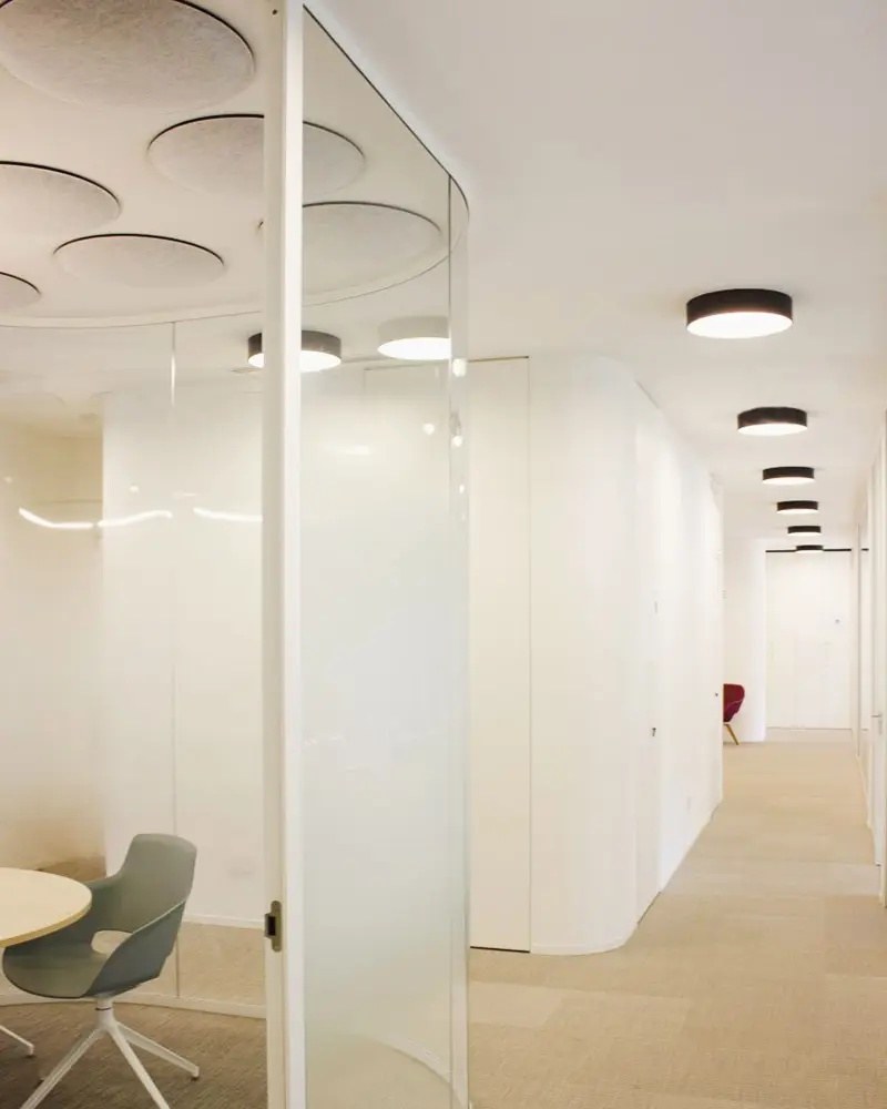 Panneau acoustique bombé ECObubble par Slalom, mur ou plafond panneau acoustique bombe Slalom ECObubble blanc au plafond d un couloir vitre