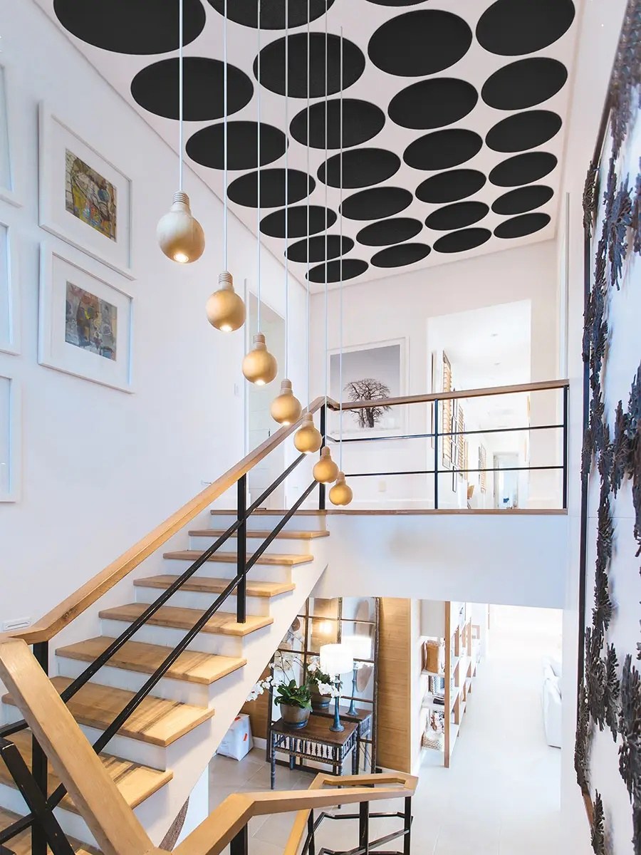 Panneau acoustique bombé ECObubble par Slalom, mur ou plafond panneau acoustique bombe Slalom ECObubble noir en nuage de plafond au dessus d un escalier