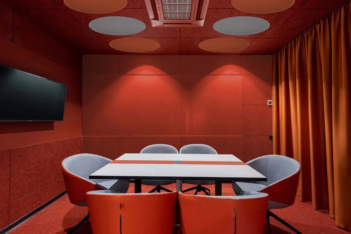 Panneau acoustique bombé ECObubble par Slalom, mur ou plafond panneau acoustique bombe Slalom ECObubble au plafond d une salle de reunion rouge