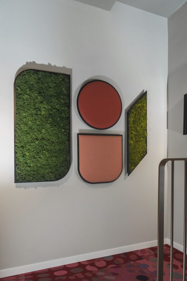 panneau acoustique BuzziMood BuzziSpace, composition murale en mousse de renne verte et en tissu terracotta dans un escalier