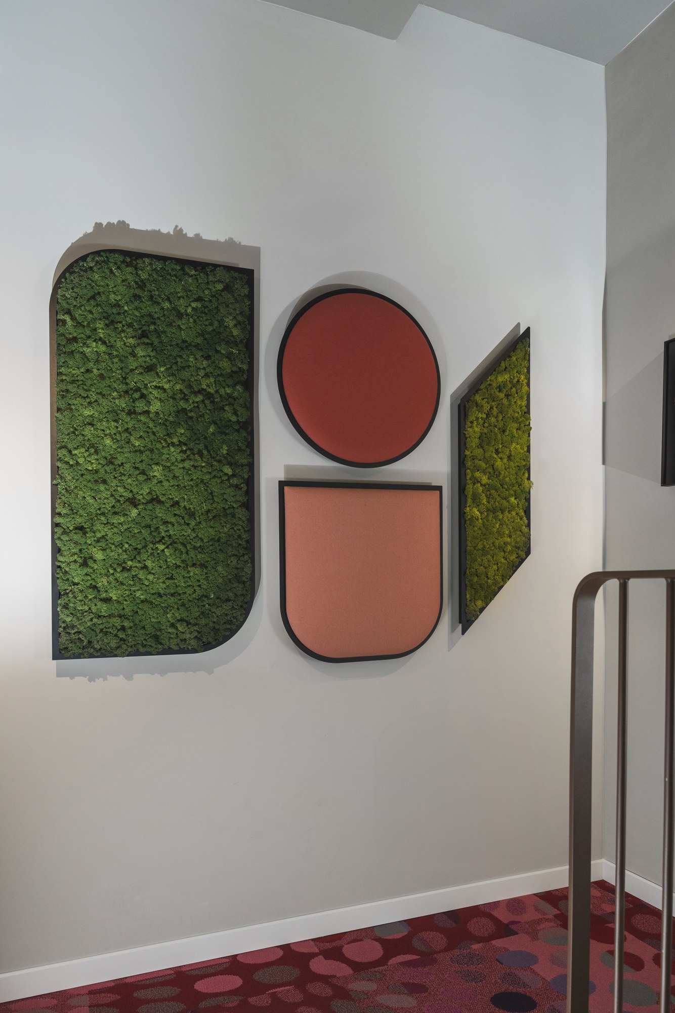 Panneau acoustique BuzziMood par BuzziSpace, mousse végétale ou tissu panneau acoustique BuzziMood BuzziSpace, composition murale en mousse de renne verte et en tissu terracotta dans un escalier