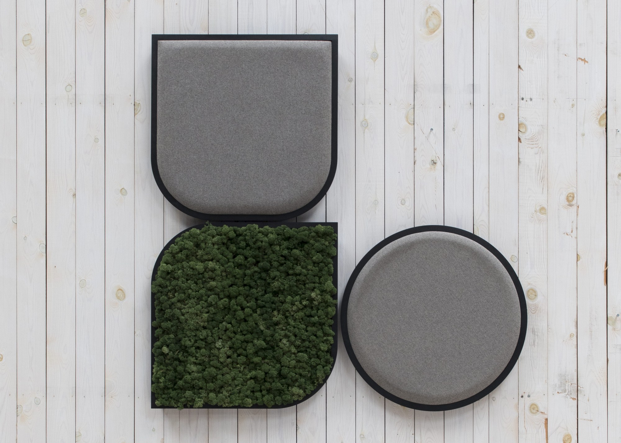 Panneau acoustique BuzziMood par BuzziSpace, mousse végétale ou tissu panneau acoustique BuzziMood BuzziSpace, mousse de renne vert foncé, tissu gris et cadre métallique noir