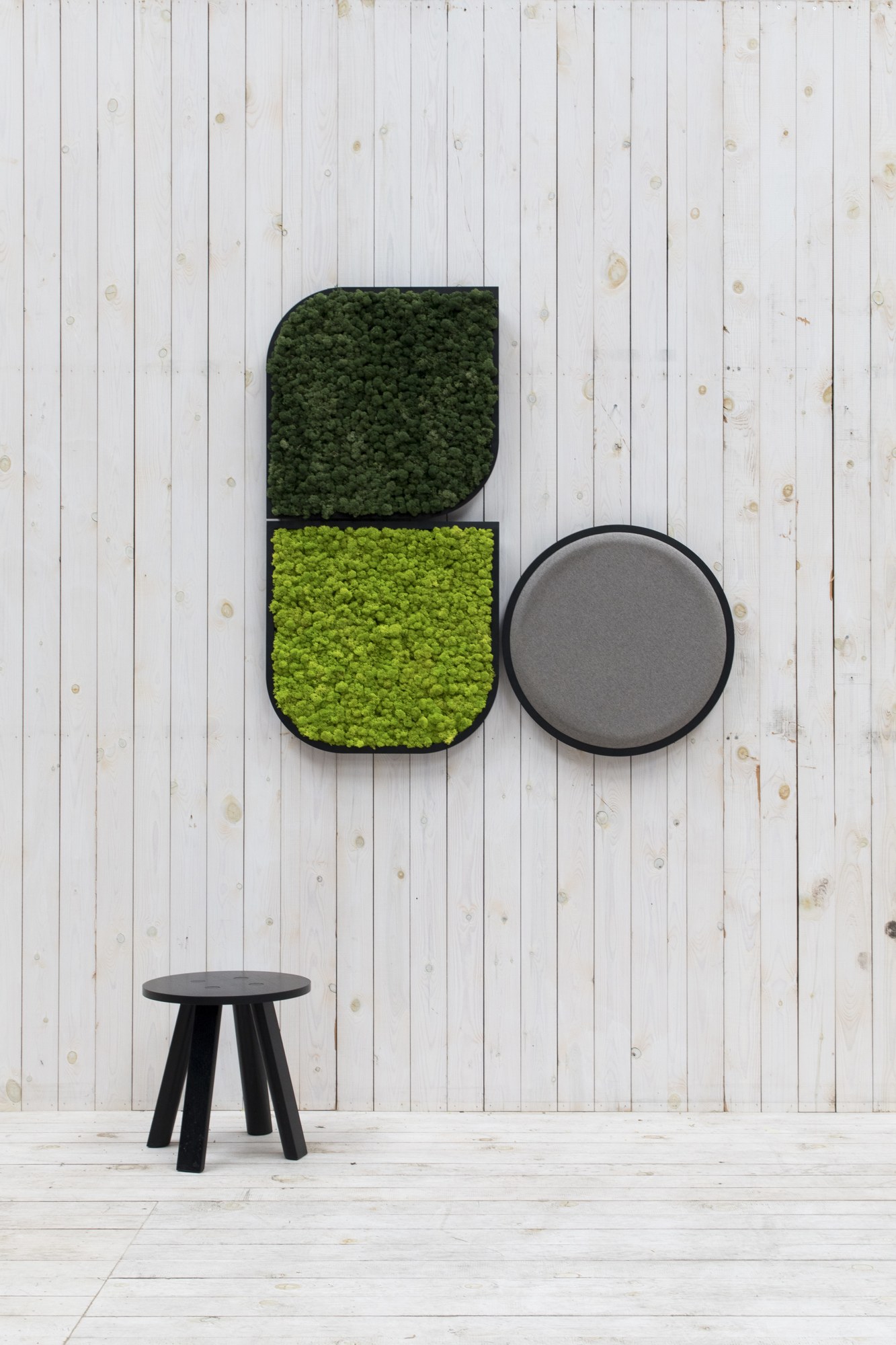 Panneau acoustique BuzziMood par BuzziSpace, mousse végétale ou tissu panneau acoustique BuzziMood BuzziSpace, trois panneaux muraux en mousse verte et tissu gris sur un mur en lattes de bois clair