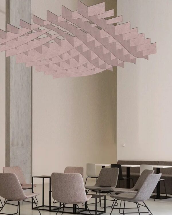 panneau acoustique decoupable Slalom ECOrange FLAT en composition Mesh rose au plafond