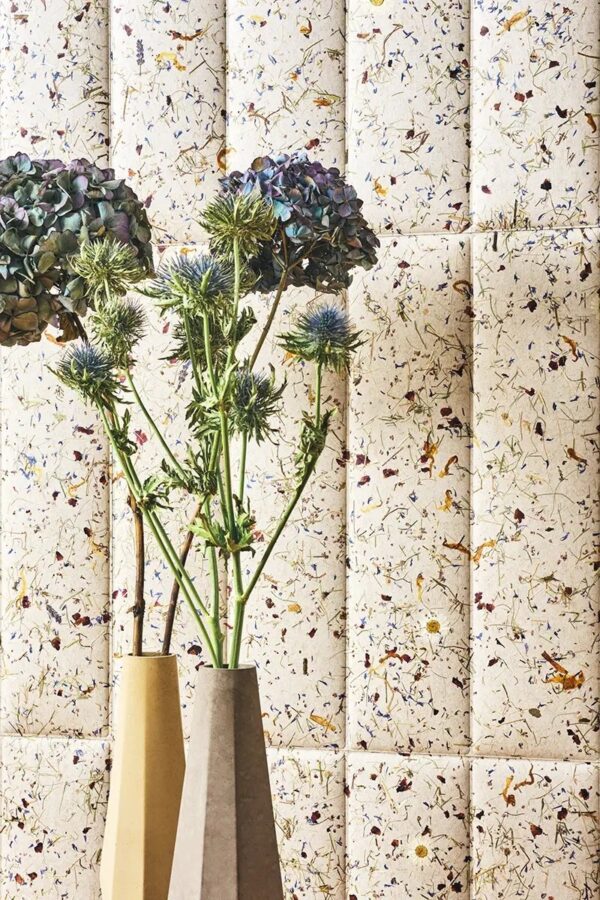 panneau acoustique fibres naturelles Slalom Bloom, mur de modules devant des hortensias