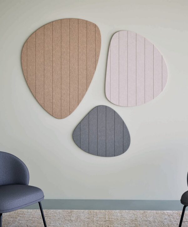 panneau acoustique galet Chameleon Pebbles, trois galets beige, rose et bleu gris au-dessus d une chaise
