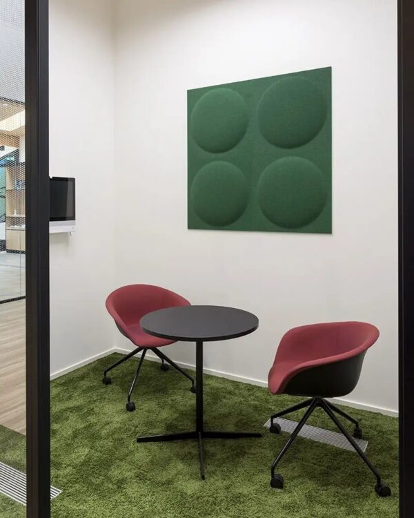 panneau acoustique géométrique Slalom ECOround vert sur le mur d'une salle de réunion