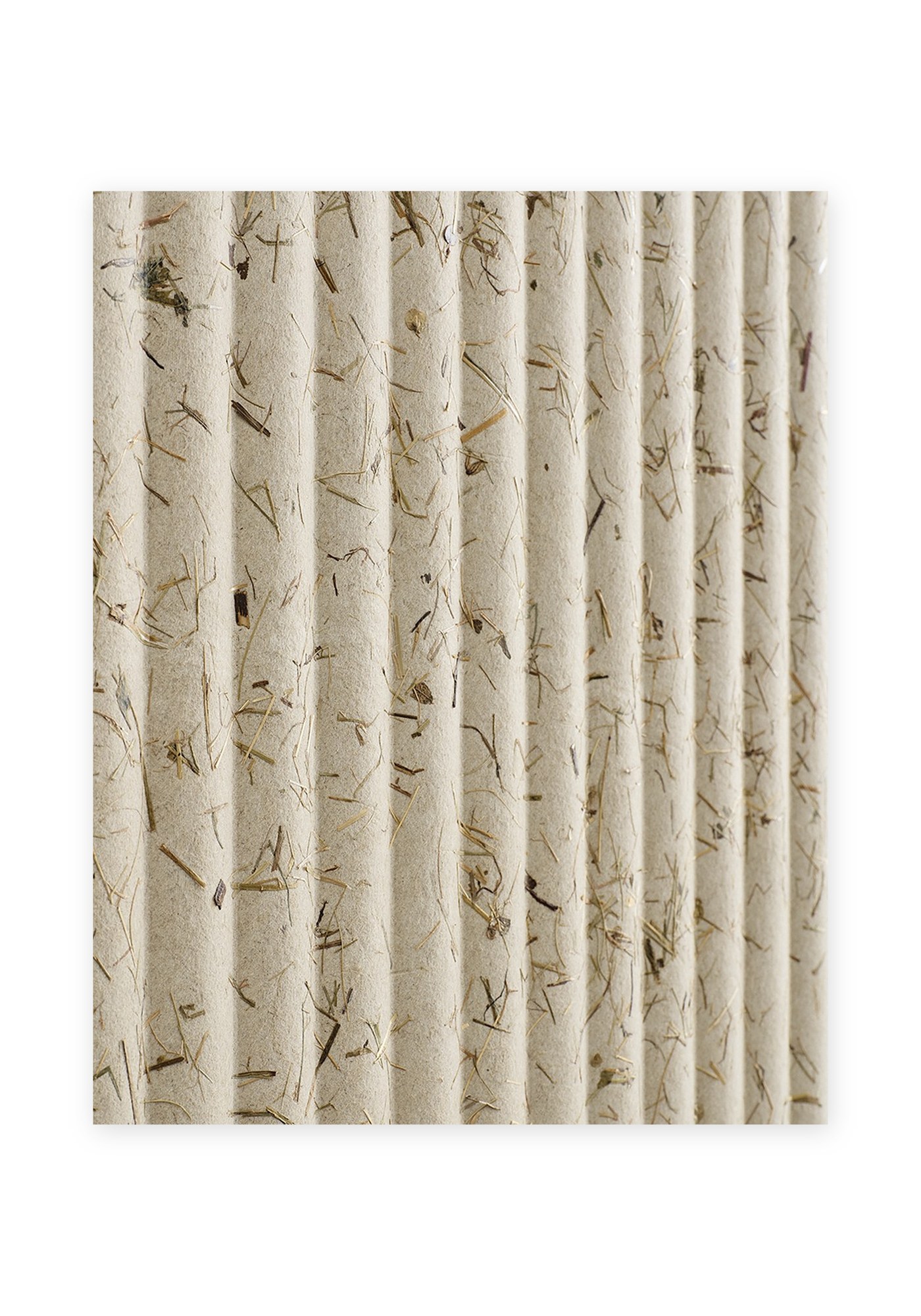 Panneau acoustique herbes naturelles Grass par Slalom, lin et foin panneau acoustique herbes naturelles Slalom Grass a cannelures, fond blanc
