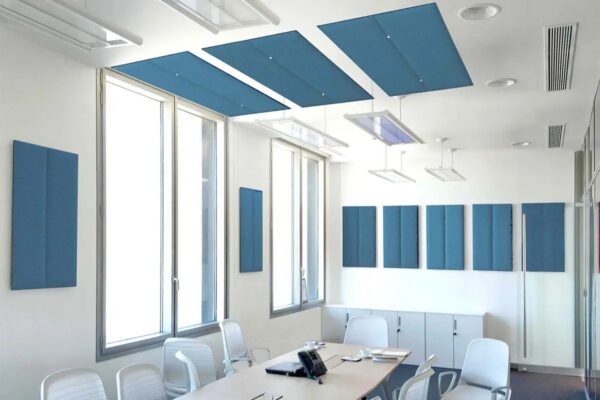 panneau acoustique modulable Slalom ECOstrong bleu dans une salle de réunion