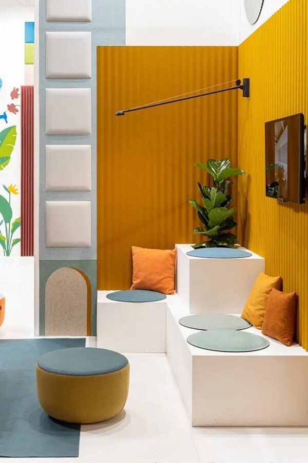 panneau acoustique modulaire Slalom ECOrange CODE dans un espace detente jaune