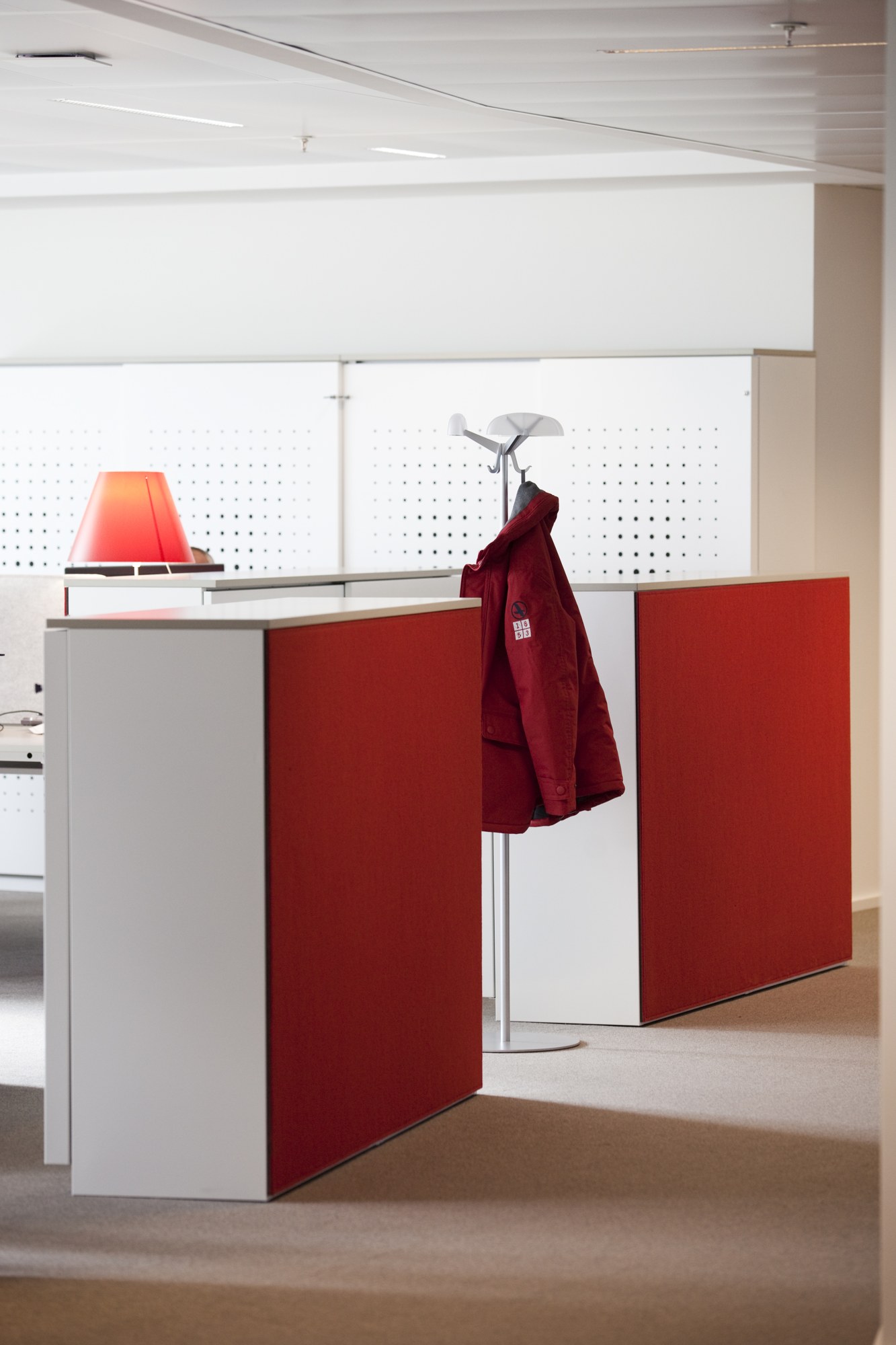 Panneau acoustique mural BuzziBack par BuzziSpace panneaux acoustiques muraux BuzziBack rouges sur des caissons blancs dans un bureau