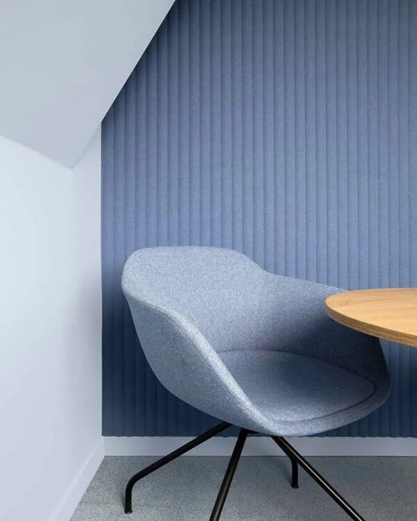 panneau acoustique nervuré Slalom ECOrange U bleu derrière un fauteuil gris
