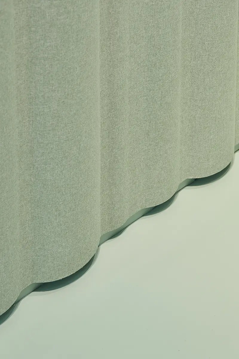 Panneau acoustique ondulé ECOrange Wave par Slalom, effet drapé panneau acoustique ondulé Slalom ECOrange Wave, detail du bord ondule decoupe