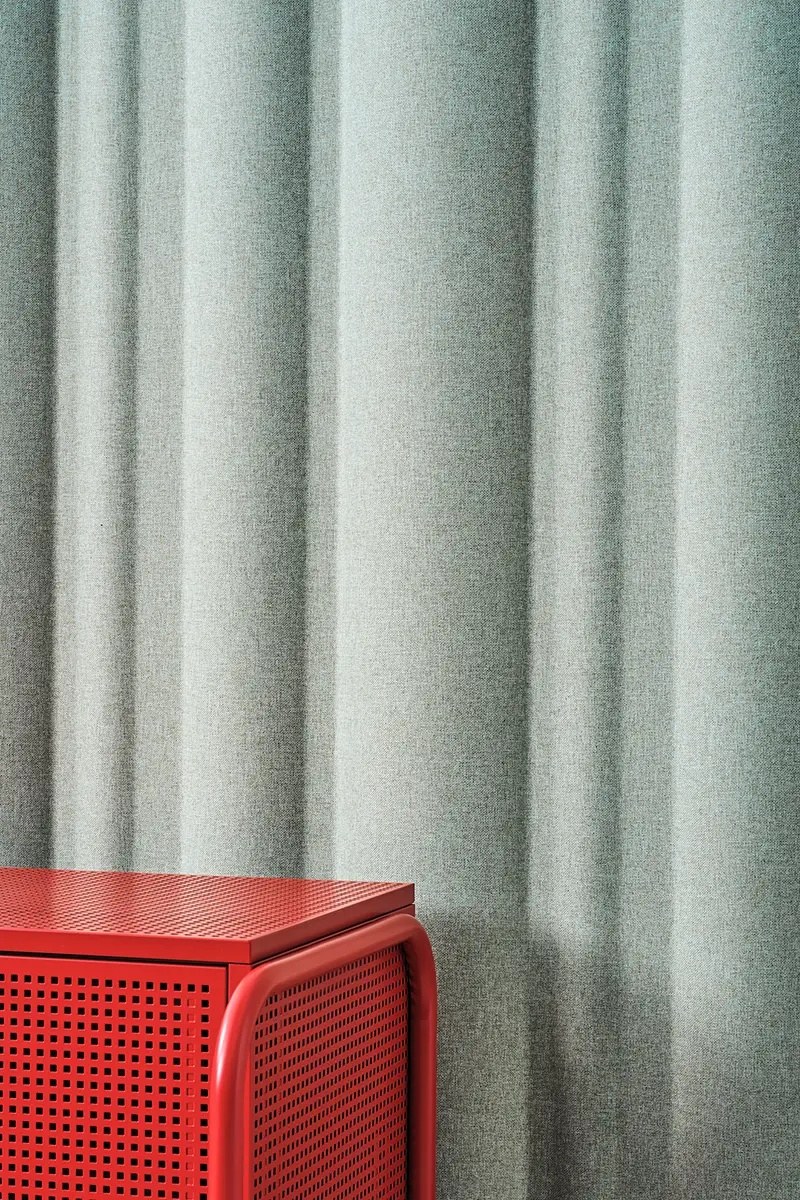 Panneau acoustique ondulé ECOrange Wave par Slalom, effet drapé panneau acoustique ondulé Slalom ECOrange Wave, detail des ondulations au dessus du meuble rouge