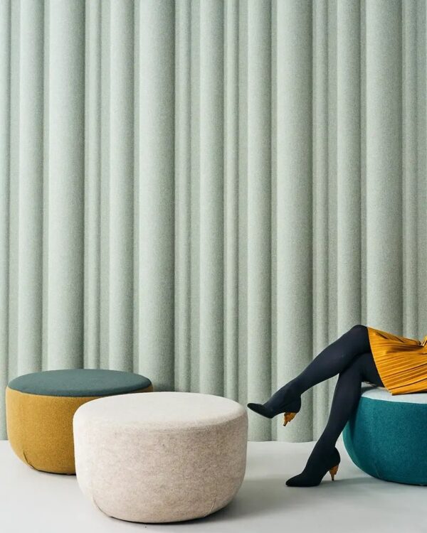 panneau acoustique ondulé Slalom ECOrange Wave vert derriere des poufs